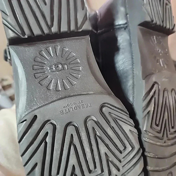 Ugg Leather and Fur lined boots. Size 8 - Picture 7 of 13